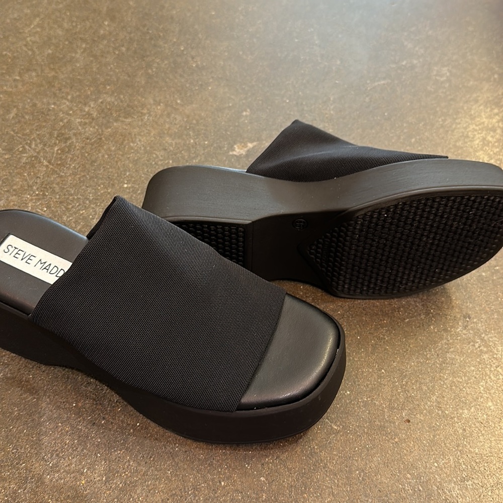 STEVE MADDEN “SLINKY30” BLACK SANDAL. BRAND NEW. SIZE 6.0